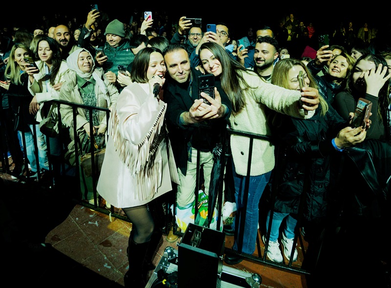  Zeynep Bast�k Antalya�da Aç�k Hava Sezonunu Açt� 